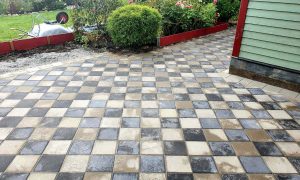 Plattsättning med mönster i Almåsa