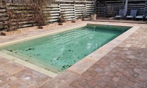 Stenläggning runt pool i Löddeköpinge