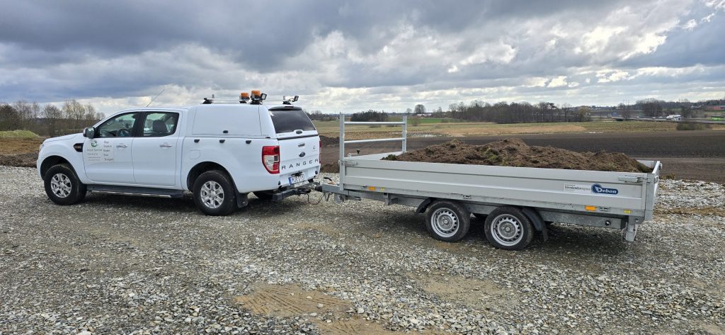 Transport av olika material med 3500 kg tippsläp
