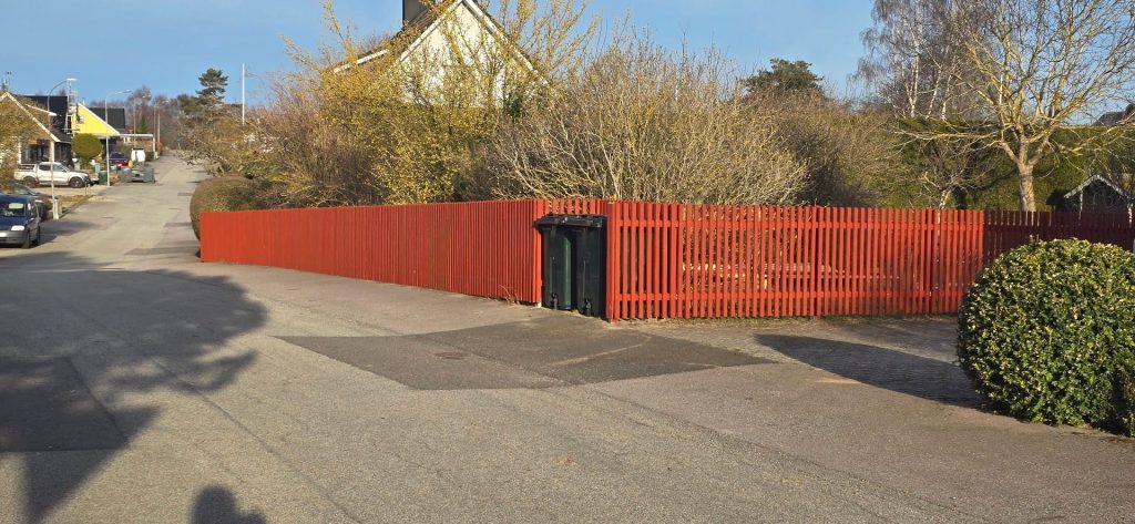 Staket i Holmeja – Målat med Falu rödfärg av Nardi Service AB